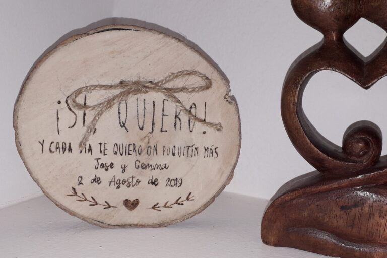 Porta alianzas artesanales en rodaja de madera natural hechos a mano