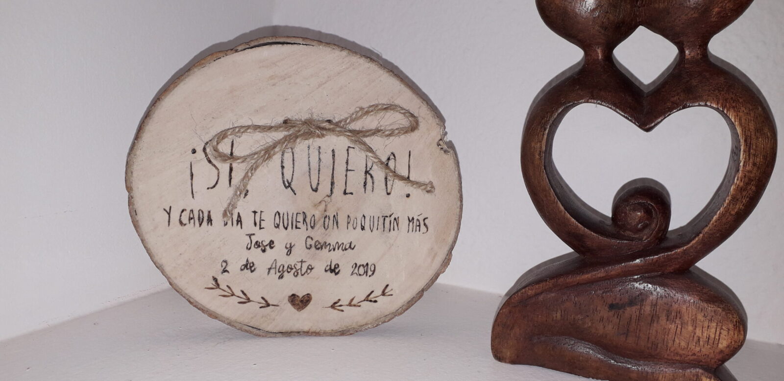 Porta alianzas artesanales en rodaja de madera natural hechos a mano