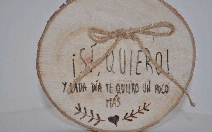 artesanía romántica en madera