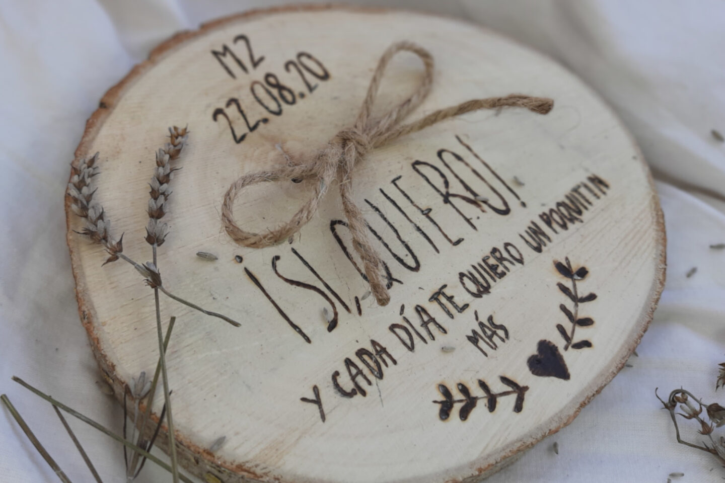 portaalianzas en rodaja de madera