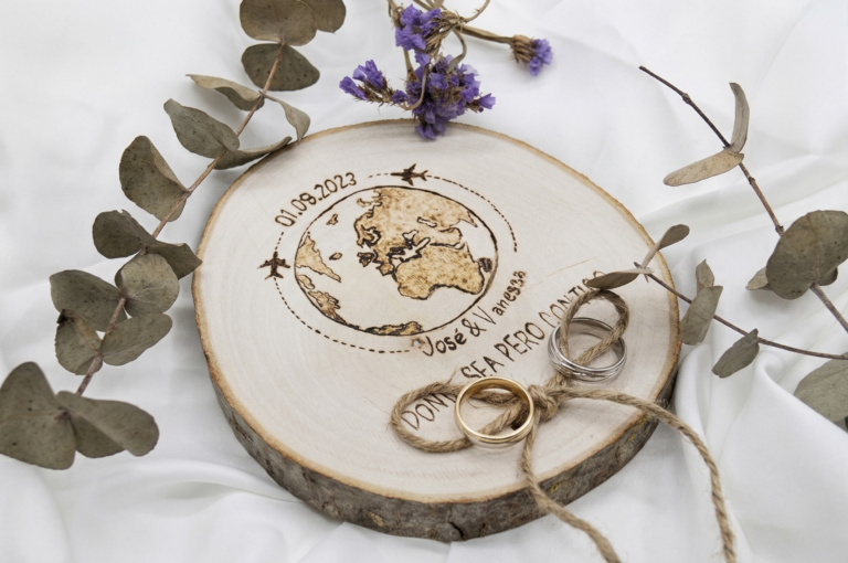 Porta alianzas de madera personalizado Mundo Viajero