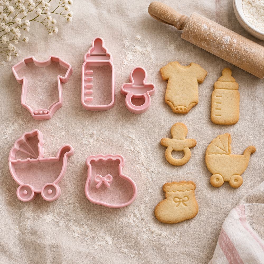 Pack de cinco cortadores de galletas de baby shower junto a sus galletas horneadas