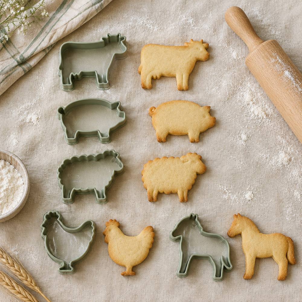 Pack de cinco cortadores de galletas de granja junto a sus galletas horneadas