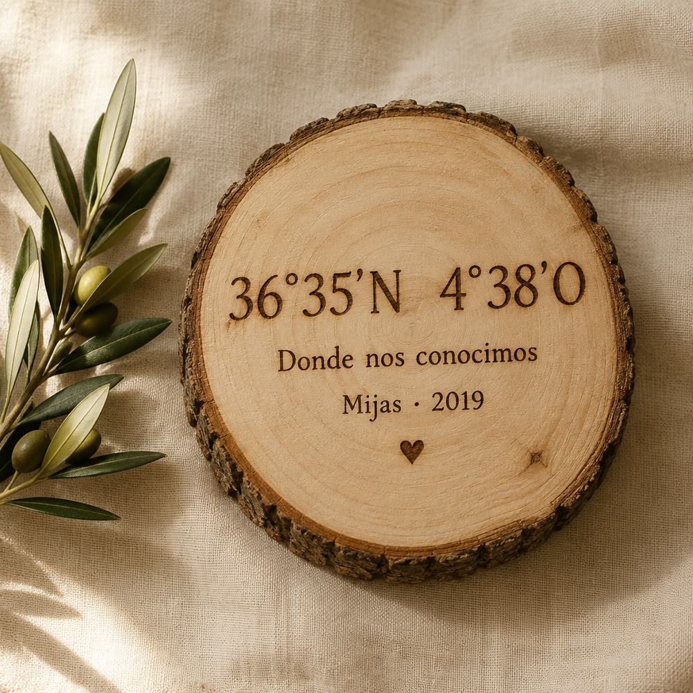 Rodaja de madera con las coordenadas 36°35′N 4°38′O y el texto «Donde nos conocimos · Mijas · 2019» pirograbados a mano