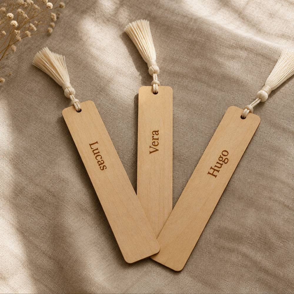 Tres marcapáginas de madera con borla y los nombres Lucas, Vera y Hugo grabados a mano