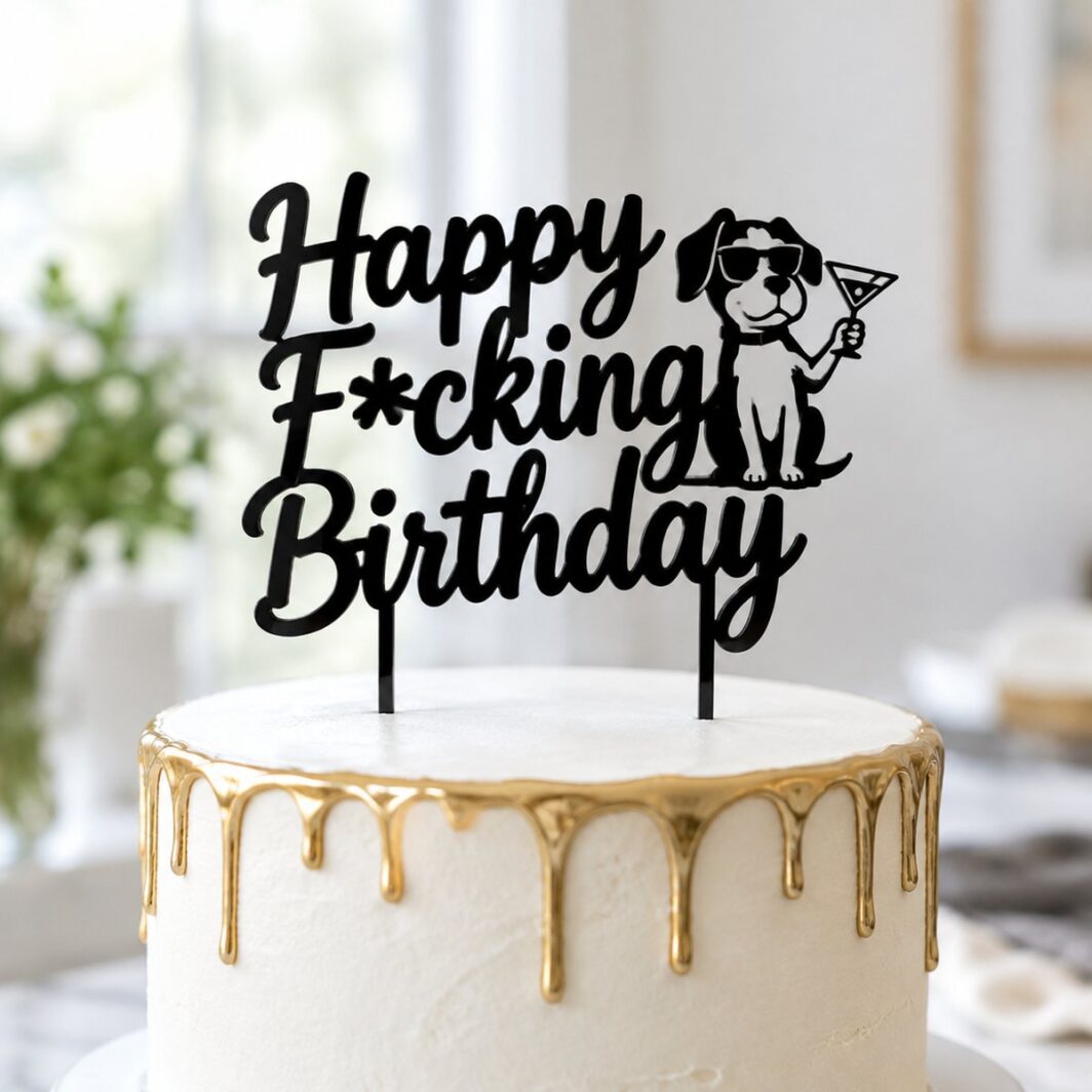 Topper de tarta «Happy F*cking Birthday» con un perro y un martini sobre una tarta decorada con nata